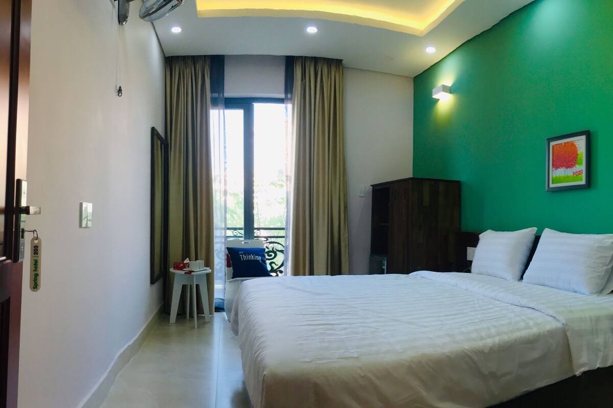 Minibar, escritorio, cortinas blackout y wifi gratis