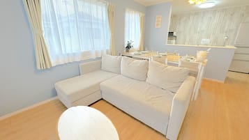 Villa, non fumatori (Onna 2E, w/Swimming Pool,BBQ,2CarsOK) | Area soggiorno | TV LCD