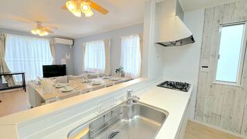 Biệt thự, không hút thuốc (Onna 2E, w/Swimming Pool,BBQ,2CarsOK) | Bếp riêng | Tủ lạnh, lò vi sóng, bếp nấu, nồi cơm