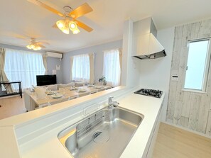 別墅, 非吸煙房 (Onna 2E, w/Swimming Pool,BBQ,2CarsOK) | 私人廚房 | 電冰箱、微波爐、爐台、電鍋