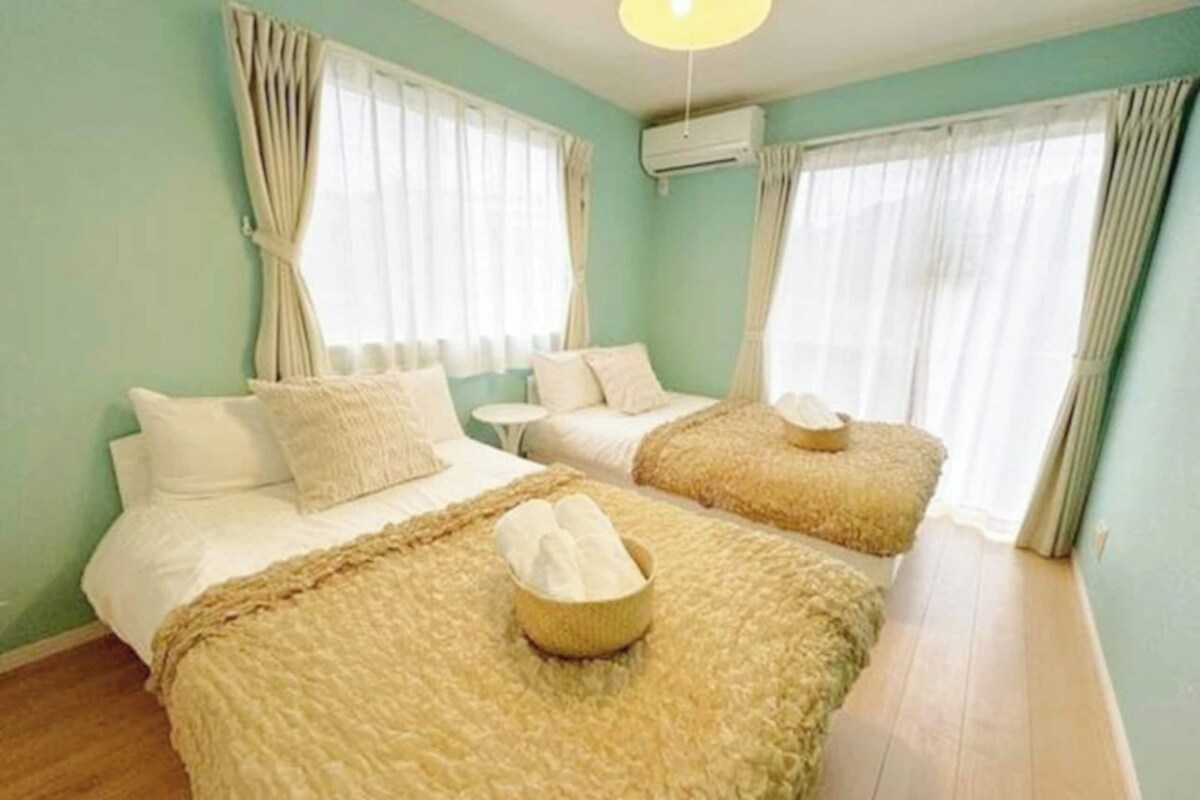Vila, para não fumantes (Onna 2B, w/ Swimming Pool,BBQ,2CarsOK) | 4 quartos, escrivaninha, Wi-Fi de cortesia, roupa de cama