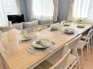 تناول الطعام داخل الغرفة