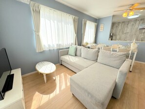 [Max 13people] 4LDK (100sqm)/9Beds/BBQ/Parking3CarsOK/Onna2C(No swimming pool) | Living area | LCD TV - Grandioso Okinawa Villa Onna 2 (Onna)