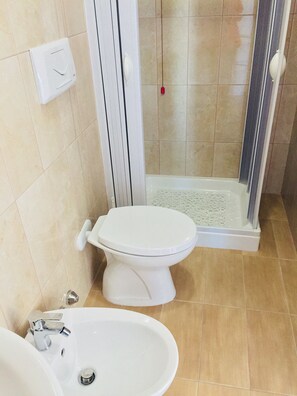 Classic Quadruple Room, Multiple Beds, Non Smoking, Sea View | Bathroom - B&B Pizzomunno e Cristalda Rooms (Vieste)