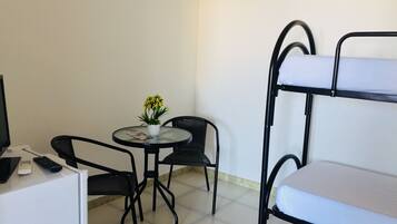 Habitación cuádruple clásica, varias camas, para no fumadores, vista al mar | Ropa de cama de alta calidad y edredón