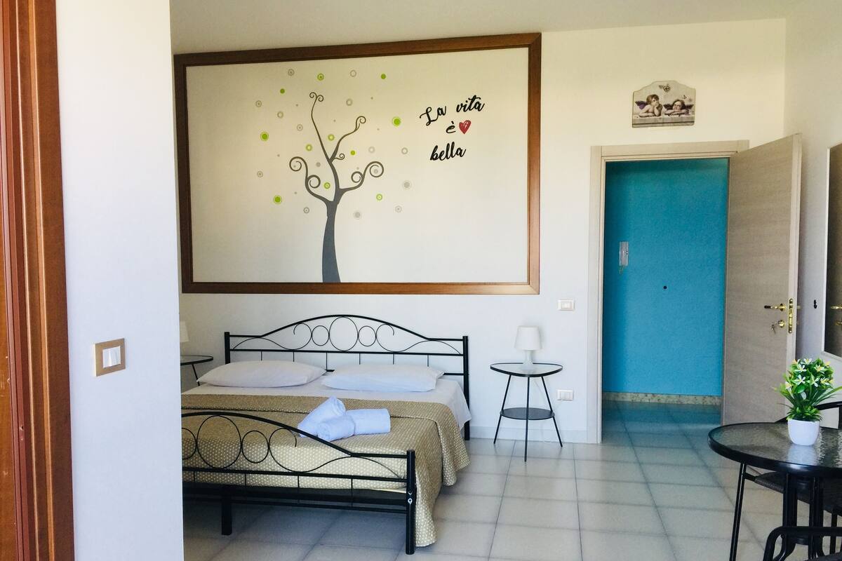 Habitació doble clàssica, 1 llit doble, no fumadors, vistes al mar | Roba de llit d'alta qualitat, cobrellits i caixa forta a l'habitació 