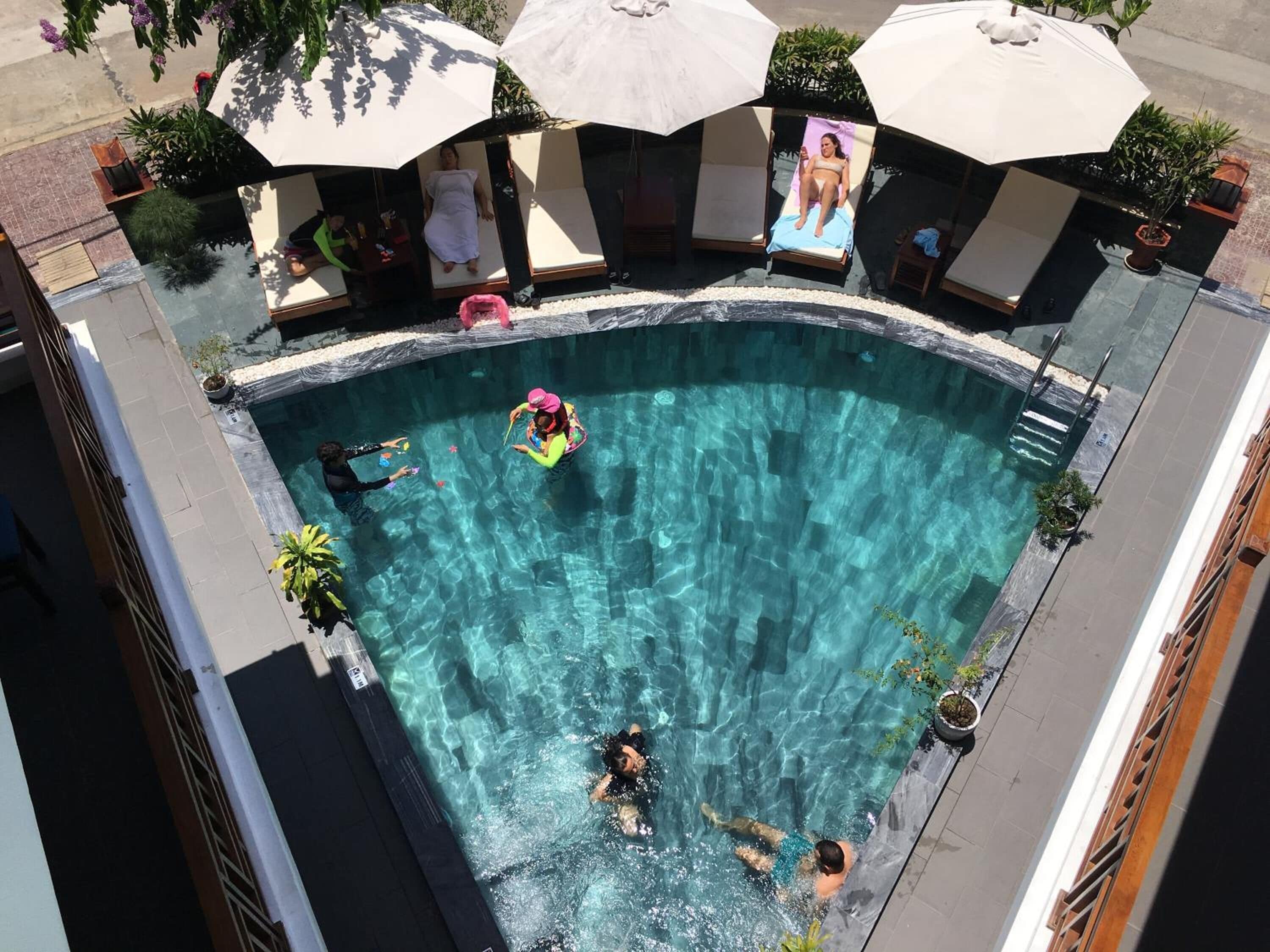 outdoor pool, open 7:00 am to 10:00 pm, pool umbrellas, pool loungers