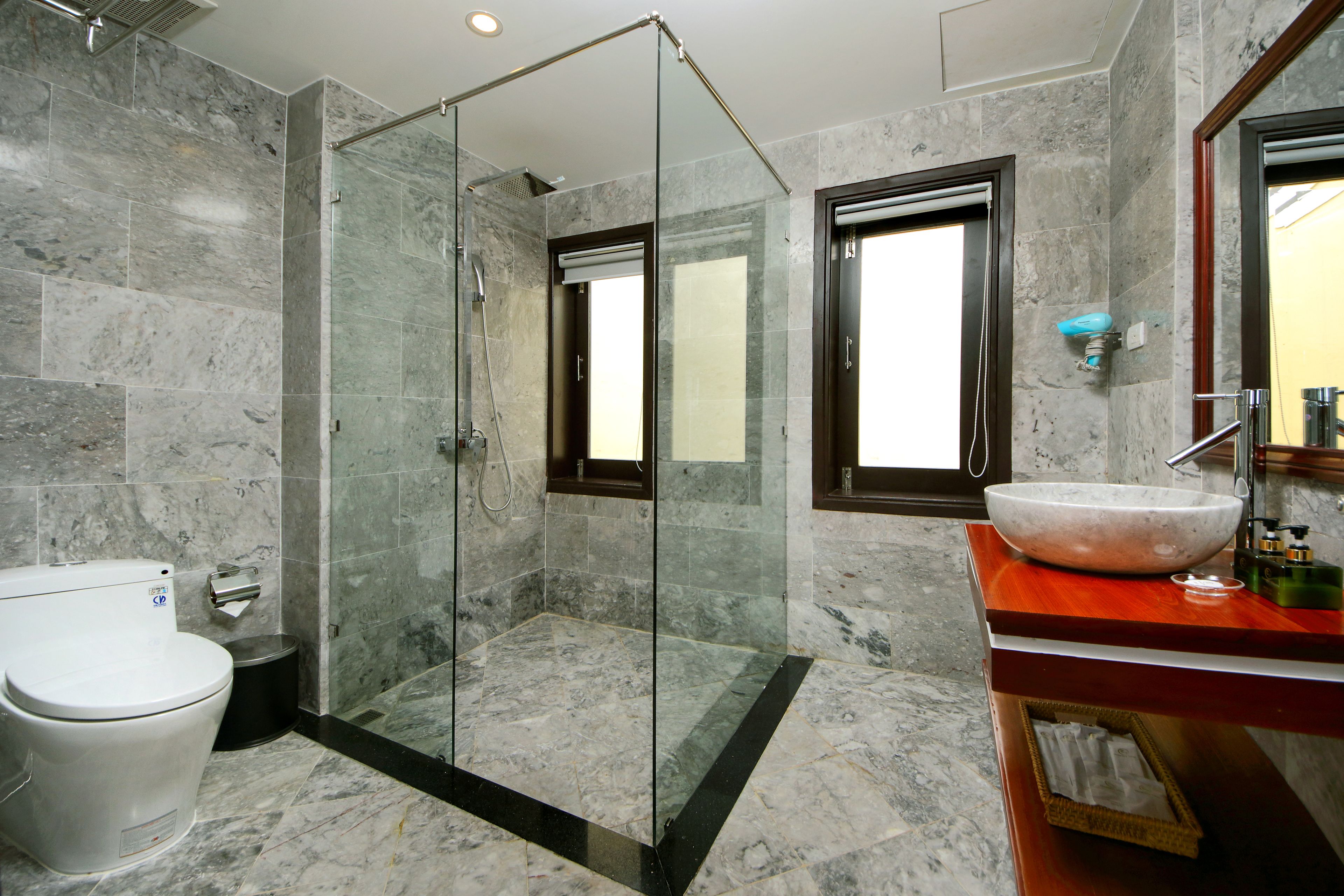 superior double room | bathroom | shower, free toiletries, hair dryer, slippers