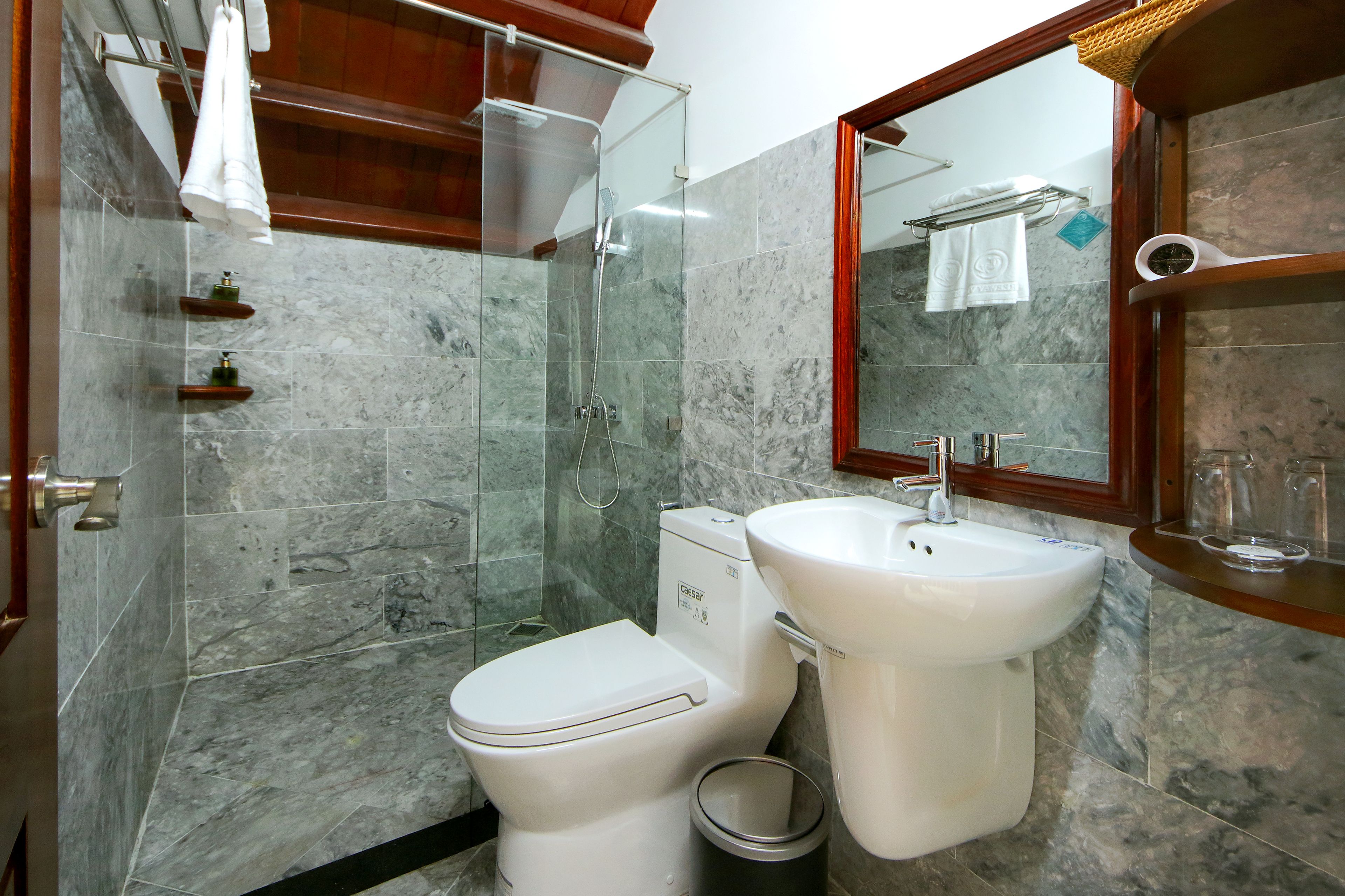 standard double room | bathroom | shower, free toiletries, hair dryer, slippers