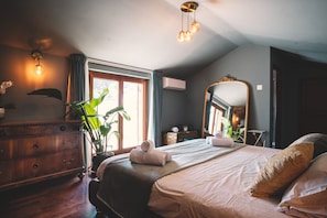 9 bedrooms, in-room safe, desk, iron/ironing board