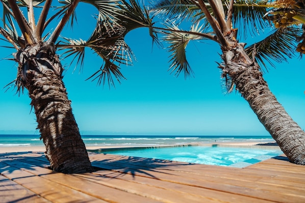 Doppia Deluxe, 1 letto king, non fumatori, vista oceano | Vista spiaggia/mare