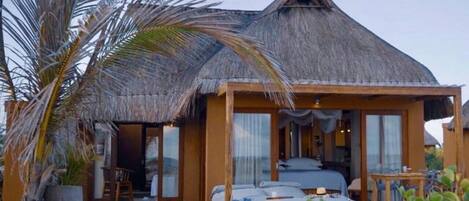 高級寢具、Select Comfort 床墊、迷你吧、遮光布/窗簾