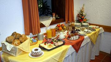 Free daily buffet breakfast