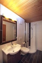 Quarto casal | Banheiro | Chuveiro, produtos de toalete grátis, secador de cabelo 