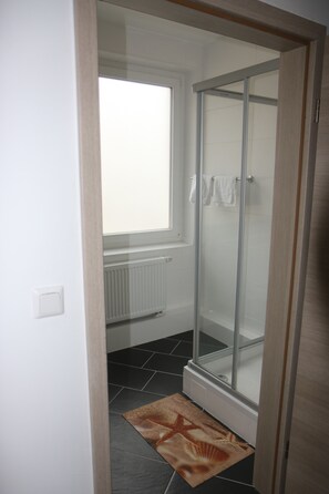 Habitación triple | Baño | Amenidades de baño gratuitas y secadora de cabello