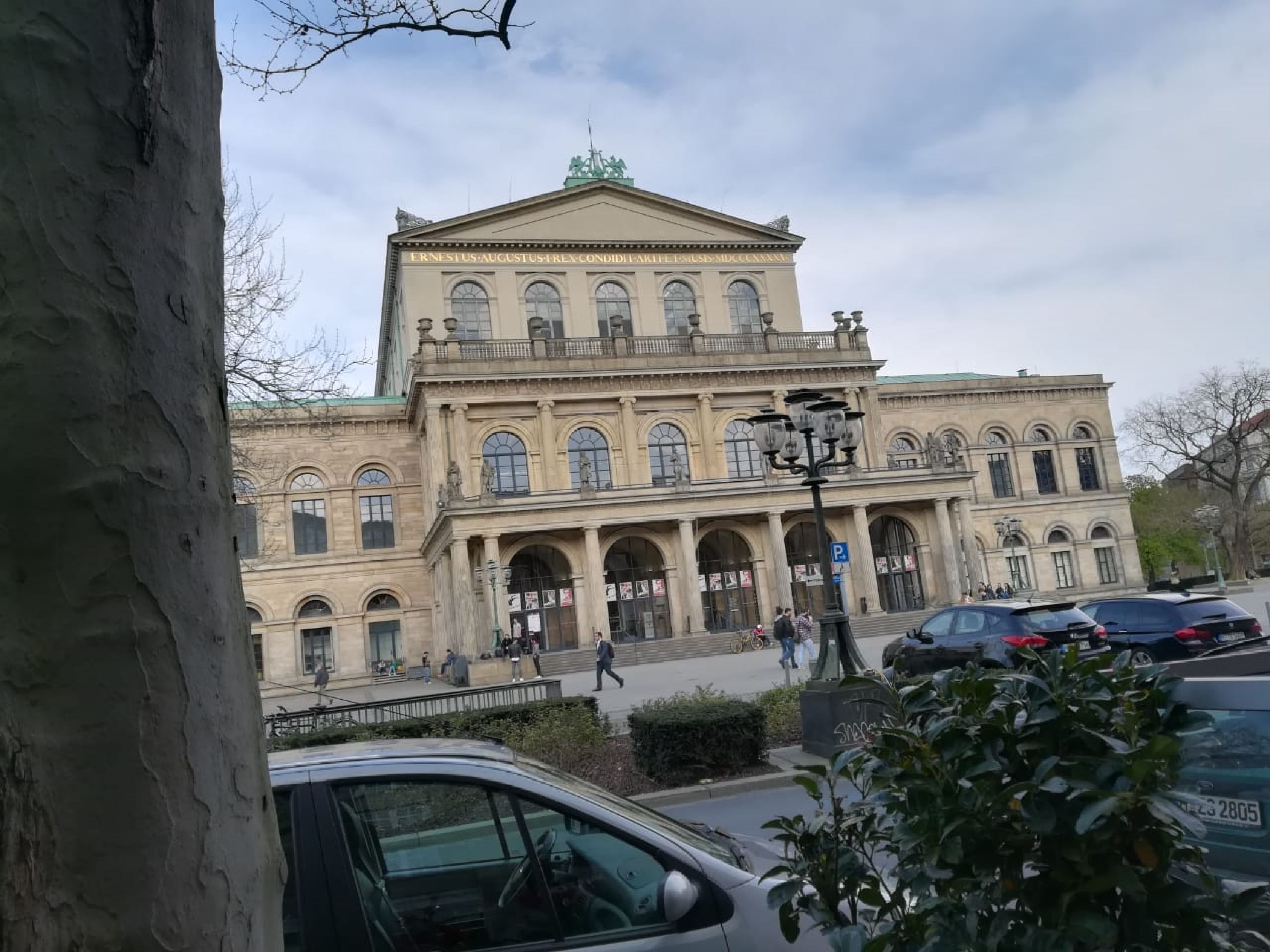 Ein großes, klassizistisches Gebäude mit Rundbogenfenstern und einem zentralen Eingang.