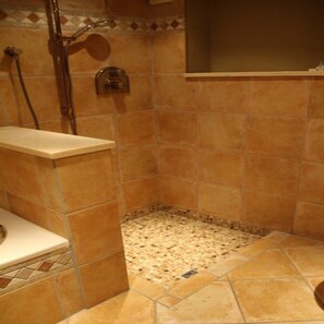 Chambre Simple, salle de bains privée | Salle de bain | Articles de toilette gratuits, sèche-cheveux