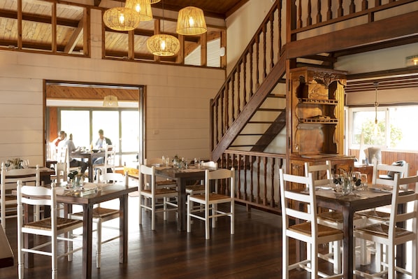 Breakfast, lunch, dinner served; local and international cuisine