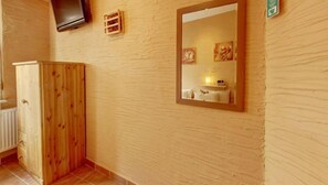Double Room, 1 Queen Bed | Hypo-allergenic bedding, individually decorated, individually furnished