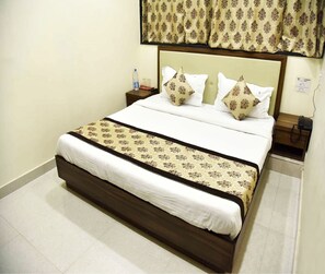Standard Room, 1 King Bed, Accessible, Non Smoking | Individually furnished, desk, soundproofing, iron/ironing board