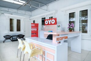 Reception - Hotel O Pondok Helomi (Depok)