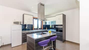 Full-sized fridge, dishwasher, cookware/dishes/utensils