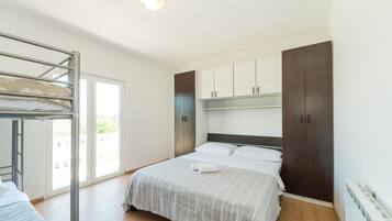 3 kamar tidur, kedap suara, dan tempat tidur bayi (biaya tambahan)