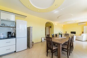 Großer Kühlschrank, Geschirrspüler, Kochgeschirr/Geschirr/Besteck