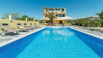 Kolam renang outdoor