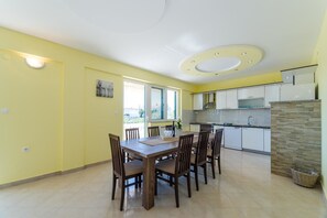 Großer Kühlschrank, Geschirrspüler, Kochgeschirr/Geschirr/Besteck