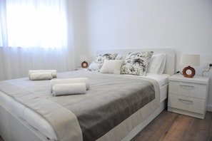 4 bedrooms, iron/ironing board, free WiFi