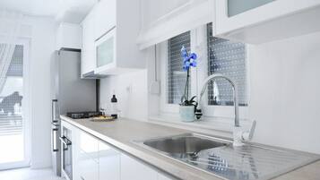 Full-sized fridge, cookware/dishes/utensils