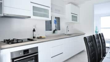 Full-sized fridge, cookware/dishes/utensils