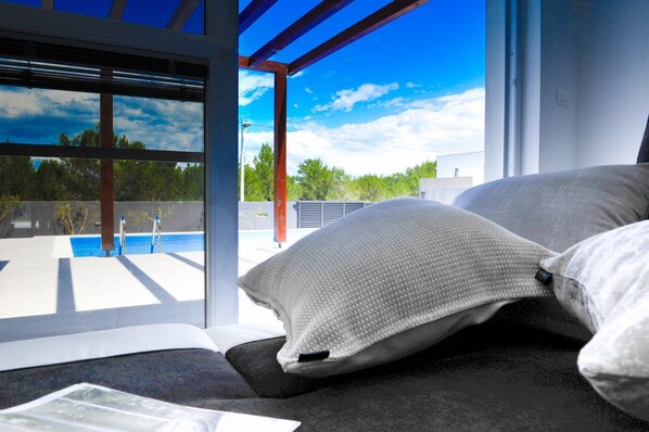 4 bedrooms, iron/ironing board, free WiFi