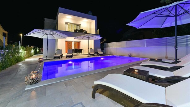 Outdoor pool - Crowonder Harbor Vila Holiday House (Bibinje)