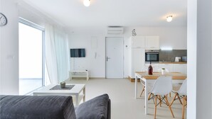 TV - Crowonder Luxury Apartments Marijana A2 (Privlaka)