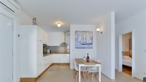 Full-sized fridge, dishwasher, cookware/dishes/utensils - Crowonder Luxury Apartments Marijana A2 (Privlaka)