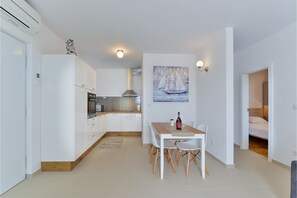 Refrigerador con congelador, lavavajillas y utensilios de cocina 