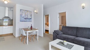 TV - Crowonder Luxury Apartments Marijana A2 (Privlaka)