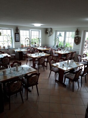 Free daily buffet breakfast  - Residenz Hansekogge Hotel (Wurster Nordseeküste)