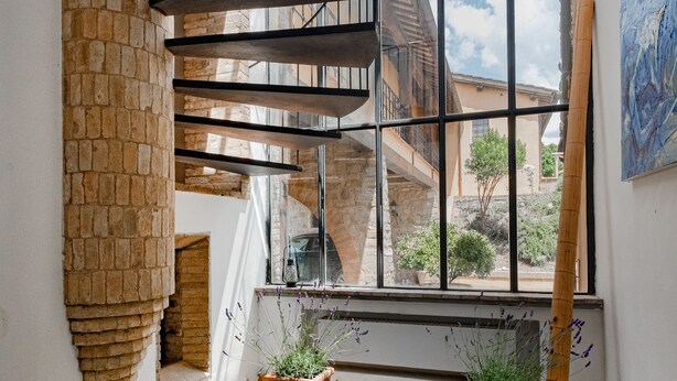 A modern interior with a spiral staircase, large windows, and a view of the outside. - Agriturismo Le Cerque (Collazzone)
