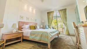 Une chambre d’hôtel avec un lit, une table de chevet, une lampe et une vue sur l’extérieur.