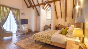 Une chambre à coucher avec un lit, un bureau, une chaise et un téléviseur.