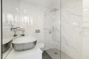 Secador de cabelo, toalhas de banho, papel higiênico 
