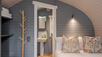 Comfort Cabin | Iron/ironing board, bed sheets