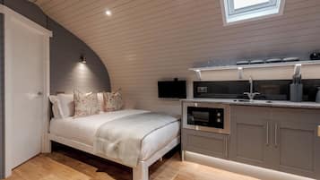Comfort Cabin | Iron/ironing board, bed sheets