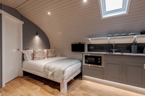 Cabaña Confort | Tabla de planchar con plancha y ropa de cama