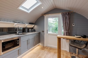 Comfort Cabin | Iron/ironing board, bed sheets, wheelchair access - Gamekeepers Inn (Skipton)