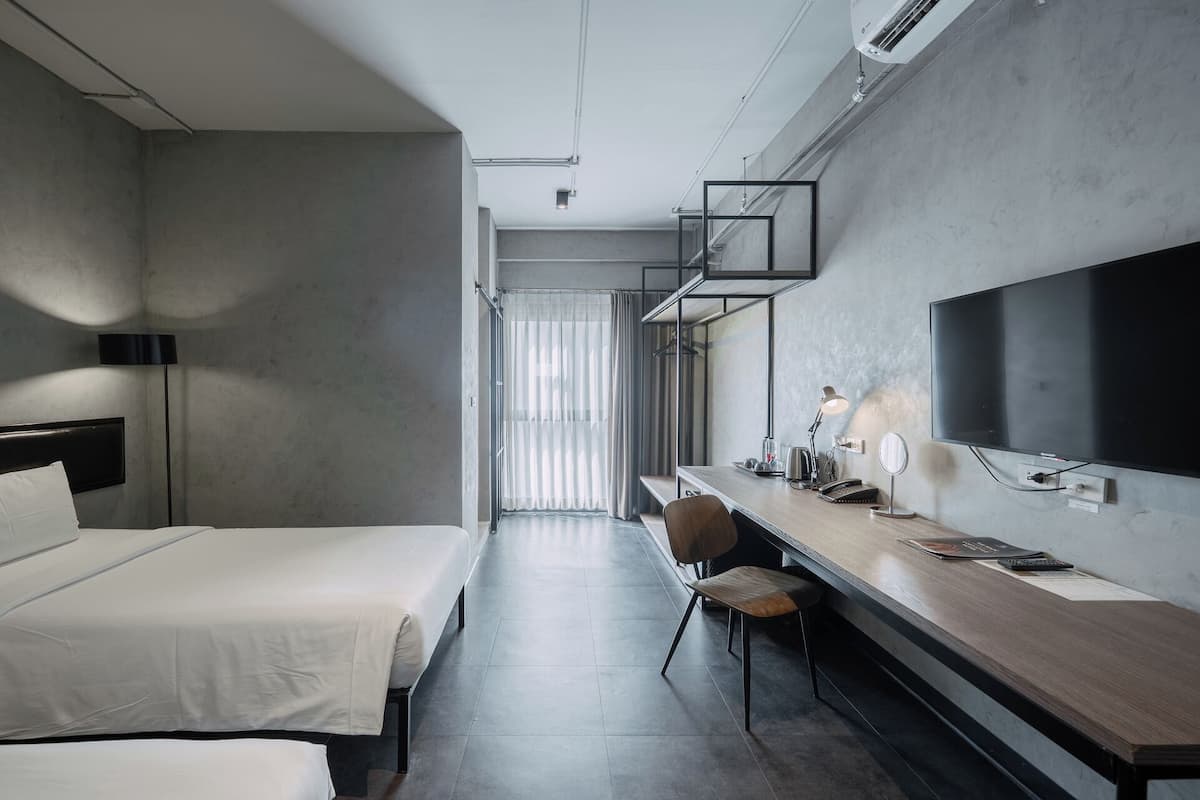 Premiere Deluxe Twin | Desk, free WiFi, bed sheets