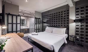 Executive Suite | Desk, free WiFi, bed sheets